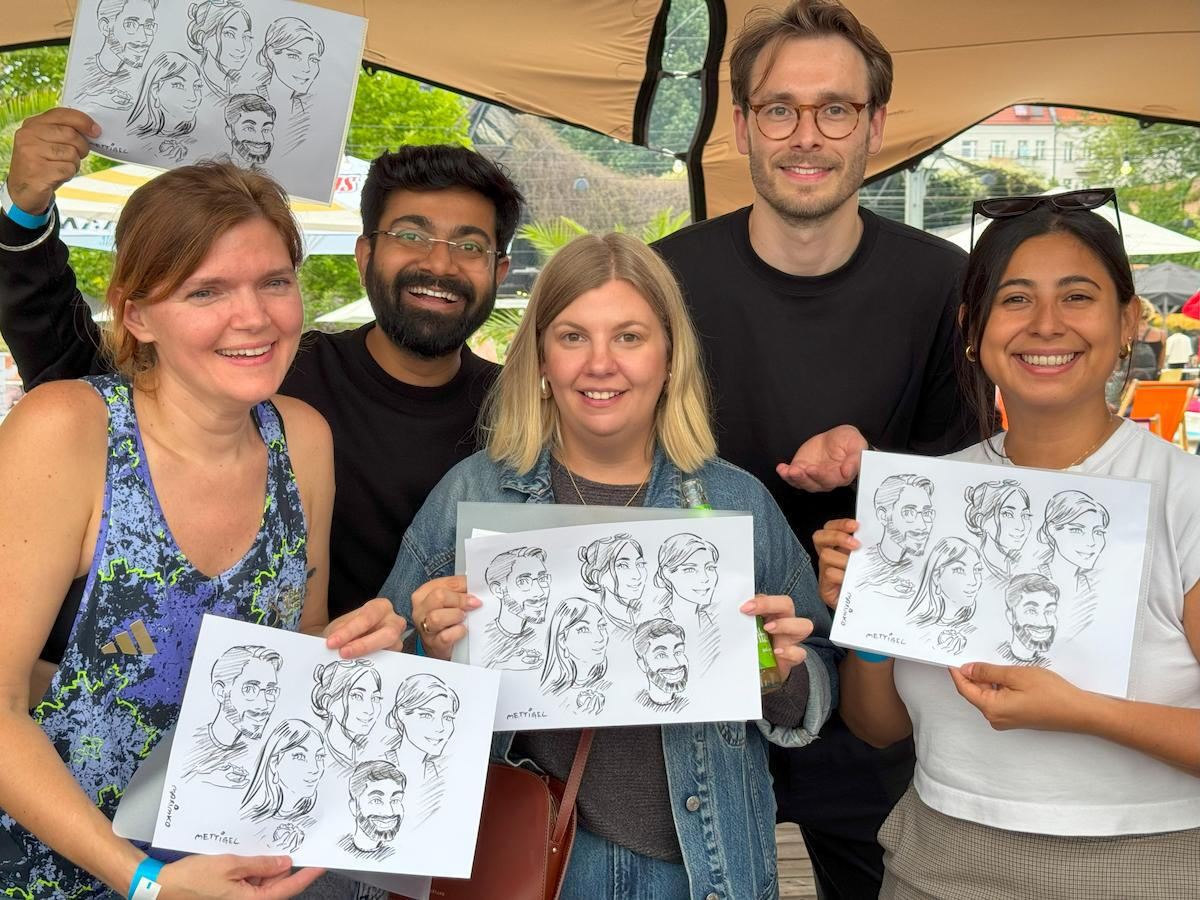 スッキリした線画で描くカップル似顔絵 - 似顔絵師マキシム