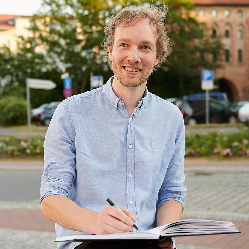 スケッチブックに描くプロの似顔絵師マキシム・シモネンコ。東京・千葉でのワークショップや企業イベント講師。