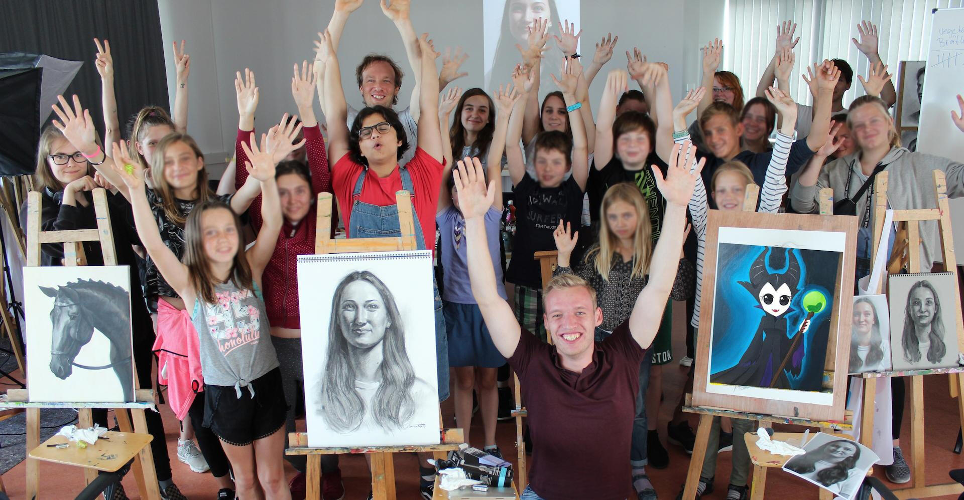 「描けた!」の感動を分かち合う:上達を実感する似顔絵ワークショップの様子 東京の似顔絵教室で上達を喜ぶ受講生とマキシム・シモネンコ。