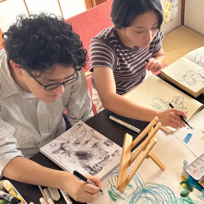体験会の様子|それぞれ、自分のペースで 鎌ヶ谷の教室で行った体験会。テーブルに向かって、それぞれ自分の絵に取り組む様子