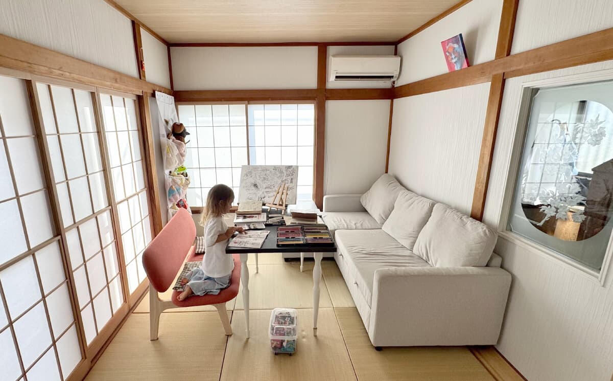 鎌ヶ谷のお絵描き教室の室内。テーブルに画材と作品を並べた、6名までの少人数スペース